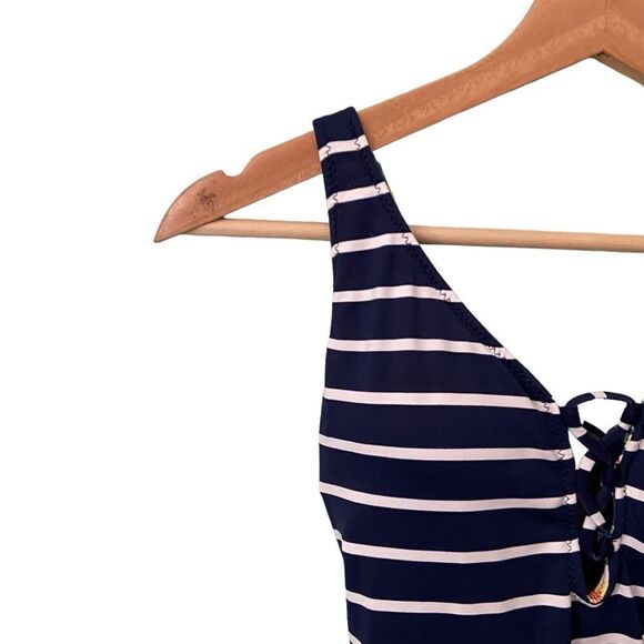 Tommy Bahama Tropi-Calling Reversible Lace-Back One-Piece Swimsuit in Size 6 - Picture 14 of 16